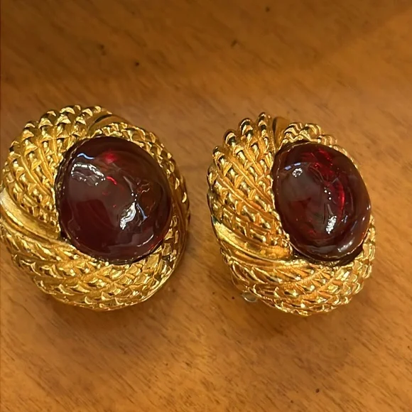Vintage authentic Chanel red Gripoix glass cabochon gold plated clip on earrings - Picture 8 of 15